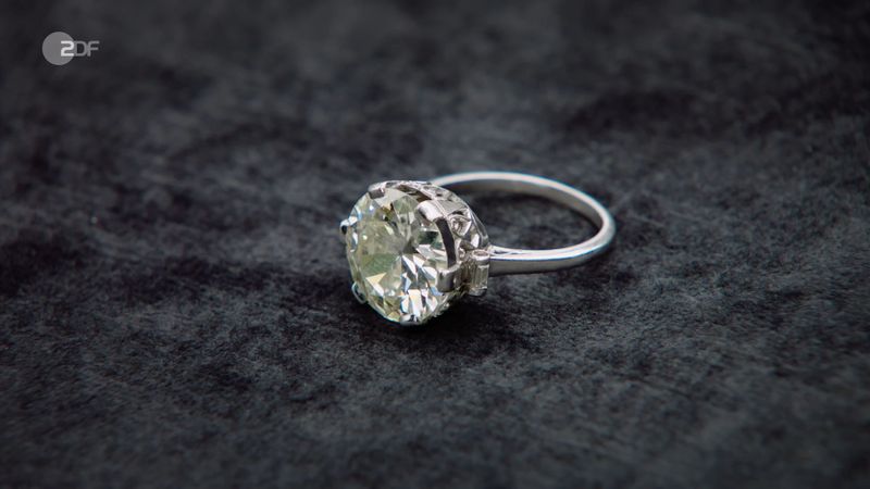 Die Größe des Brillanten schätzt die Expertin auf 6,5 Karat, den Ring auf einen Wert von 15.000 bis 17.000 Euro.