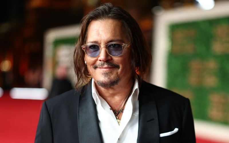 Er war einst ein König in Hollywood - und ist tatsächlich mit König Charles III. verwandt: Nicht nur Johnny Depp, auch zahlreiche weitere Hollywood-Stars sind entfernte Verwandte des britischen Königs oder royaler Abstammung, wie unsere Bildergalerie zeigt ... 
