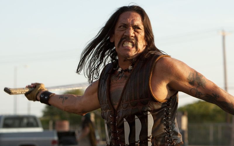 Grimmiger geht kaum: Im gleichnamigen Kultfilm hat Machete (Danny Trejo) die Schnauze voll von korrupten Politikern, Cops und Gangstern. Es ist die Paraderolle des Schauspielers, der meist als Schurke besetzt wird. Dabei ist Trejo, der ab dem 16. April auf dem HISTORY Channel die Show "Unglaubliche Entdeckungen mit Danny Trejo" moderiert, privat einfach nur umgänglich und nett - wie manch anderer Hollywood-Star auch ...