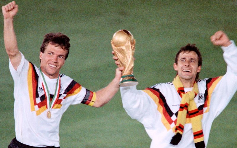 Für beide war es der größte Triumph in ihrer Fußballer-Karriere: Lothar Matthäus (links) und Pierre Littbarski durften nach dem WM-Finale 1990 in Rom den Pokal in die Höhe stemmen. Heute agiert der ehemalige Kapitän der Fußball-Nationalmannschaft vorwiegend als TV-Experte, während sein Weltmeister-Kollege "Litti" einer von zahlreichen Spitzenfußballern ist, die sich im Reality-Fernsehen und in TV-Shows verdingen ...