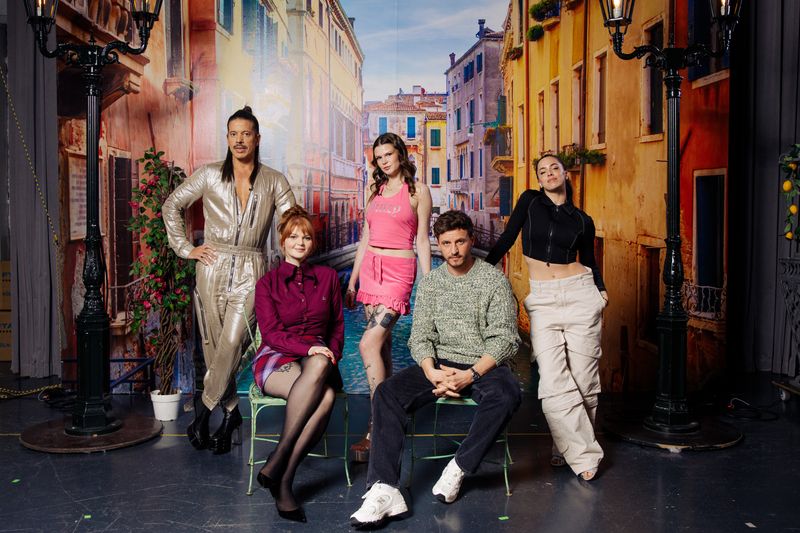 In der neuen Ausgabe von "Neo Ragazzi" begrüßten die Moderatoren Sophie Passmann und Tommi Schmitt (vorne) diese Gäste, hinten von links: Jorge Gonzalez, Ikkimel und Vanessa Mai.