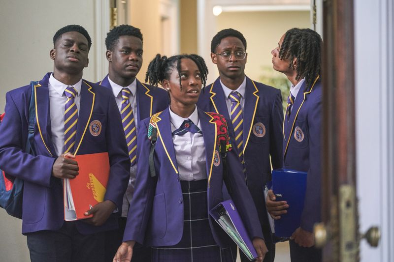 Femi (Aruna Jalloh, von links), Jaheim (Josh Tedeku), Leah (Jodie Campbell), Omar (Myles Kamwendo) und Toby (Sekou Diaby, von links) haben ein Stipendium für das Eliteinternat St. Gilbert's College erhalten. Wird es ihnen gelingen, sich in dieser neuen, privilegierten Welt zu behaupten?