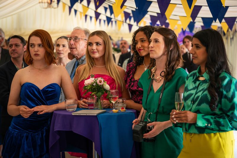 Es prallen Welten aufeinander: Beatrix (Tallulah Greive, von links), Florence (Rosie Graham) und Abby (Assa Kanouté), Chelsea (Sarah Daykin) und Preeya (Nimisha Odedra) warten zusammen mit dem DEI-Team auf die Reden bei der Benefizveranstaltung. Sie fühlen sich auf St. Gilbert's pudelwohl. 
