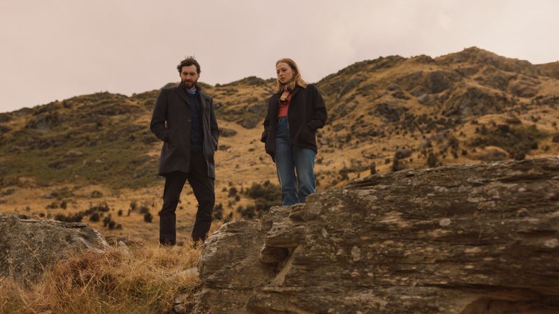 Der vermeintliche Unfall eines jungen Mannes weckt Erinnerungen bei Ermittlerin Anais (Chelsie Preston Crayford). Wie ihre Schwester vor zwei Jahren ist er mit dem Auto den Skippers Canyon hinabgestürzt. Anais und Simon (Matt Whelan) finden heraus, dass der Mann bereits tot war, als er ins Auto gesetzt wurde ... 