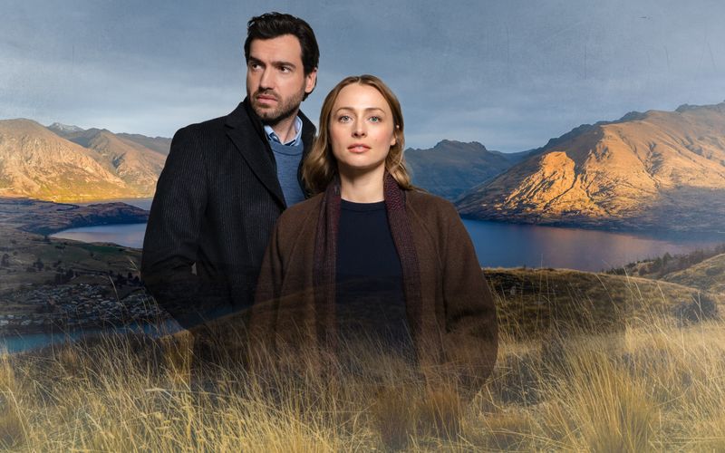 Detective Sergeant Anais Mallory (Chelsie Preston Crayford) und ihr Kollege Detective Simon Delaney (Matt Whelan) müssen sich zunächst beschnuppern, erweisen sich aber schon bald als gut harmonierendes Ermittlerteam in Queenstown.