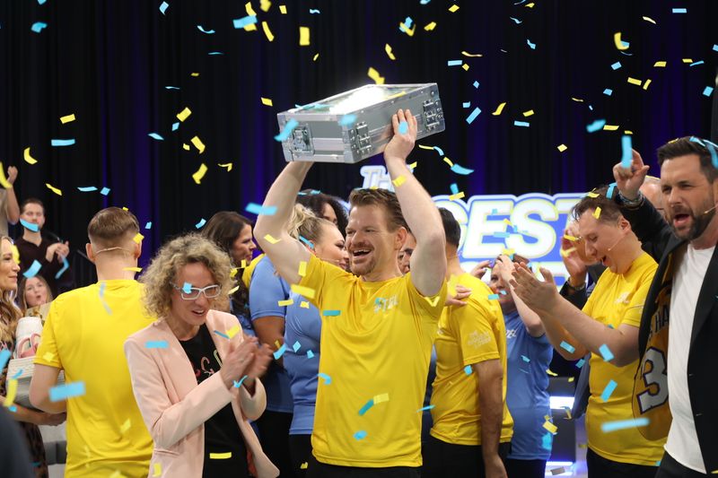 "Big Ben" stemmt jubelnd den Geldkoffer: Ben feiert seinen Sieg bei "The Biggest Loser" (SAT.1). Er ist wohlverdient: Er nahm fast 50 Prozent ab.