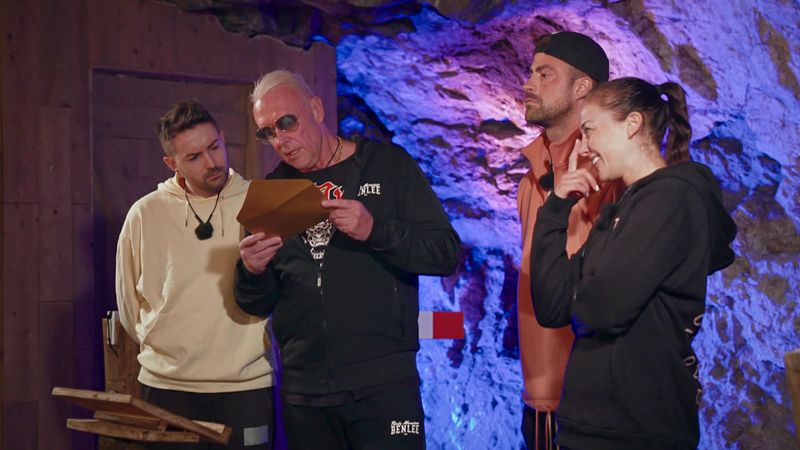 Menderes (links) und Rainer (Zweiter von links) kurz vor ihrer letzten Exit-Challenge gegen Tobi und Sandra.