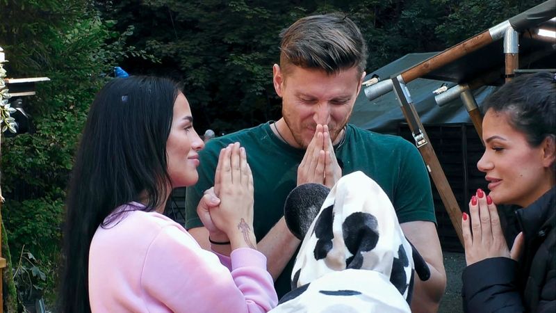 Paulina (links), Tommy, Roaya (rechts) und Dilara hoffen, dass Menderes und Rainer die Exit-Challenge gewinnen. 
