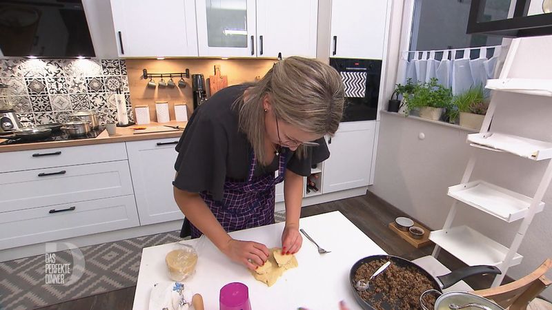 Die Zeit rennt, doch der Pierogi-Teig macht Marta Probleme.
