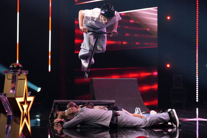 Maximilian Bijak (14) hüpfte mit Salto über die Juroren und Moderatoren - und per Gold-Buzzer direkt ins Finale.
