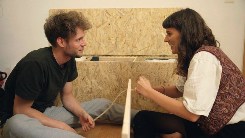 Nach einem Jahr Fernbeziehung wagen die 30-jährigen Sophie und Martin den nächsten Schritt: Gemeinsam ziehen sie nach Leipzig.