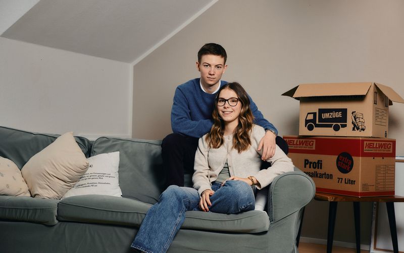 Stintje und Yuri, beide 20 Jahre alt, beziehen gemeinsam ihre erste eigene Wohnung. Damit, dass ausgerechnet Tupperdosen zum Auslöser ihres ersten Streits werden, haben sie nicht gerechnet.