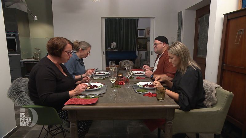 Die gefürchtete Ziegenkäse-Vorspeise findet Philipp doch gar nicht so schlecht wie gedacht.
