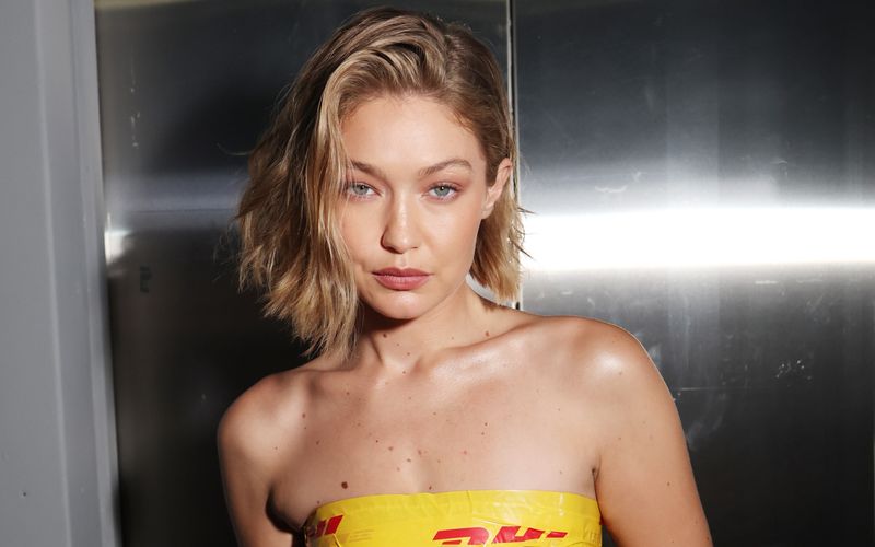 Ihre Karriere begann sie bereits mit zwei Jahren, bis heute ist Gigi Hadid (noch) vor allem eine klassische Laufstegschönheit: Die 30-Jährige ist bei allen großen Modeshows eines der gefragtesten Models und dank Werbedeals mit Maybelline, Tommy Hilfiger und BMW auch eines der am besten bezahltesten. Im September 2020 wurden sie und Ex-One-Direction-Sänger Zayn Malik Eltern einer Tochter.  