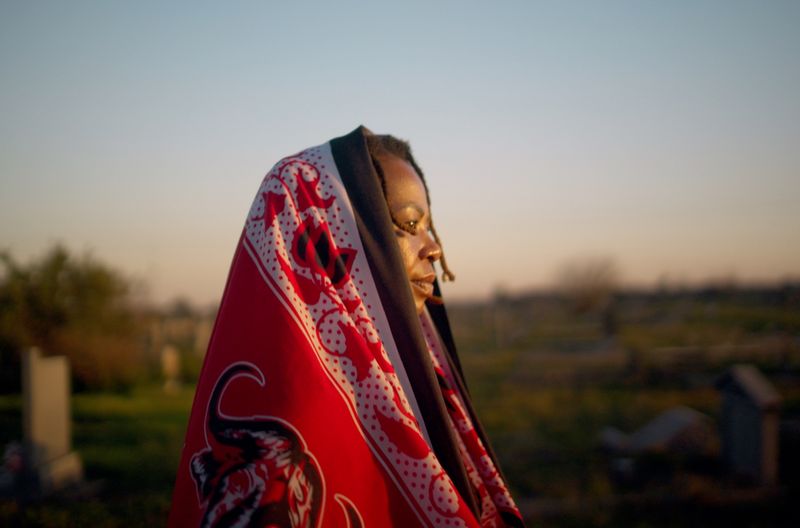 Tsoana Nhlapo auf dem Friedhof von Sharpeville: Hier wurden 1960 die Opfer des Sharpeville-Massakers, bestattet.