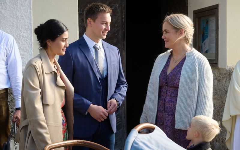 Greta (Sogol Faghani, links) und Ferdinand Junghans (Timmi Trinks) freuen sich, dass Hebamme Lena Lorenz (Judith Hoersch) gemeinsam mit ihrem Sohn Luis (Samuel Gerbrich) zur Taufe ihrer Tochter Daisy kommt.