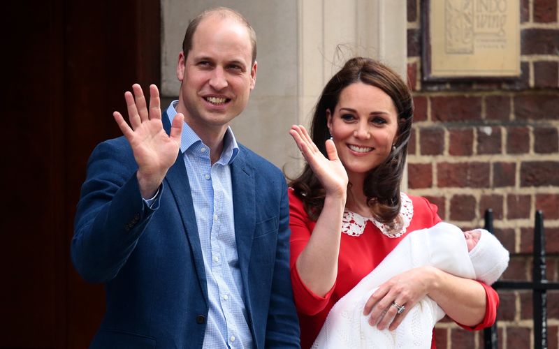 Vor sieben Jahren, am 23. April 2018, wurden Prinz William und Prinzessin Kate zum dritten Mal Eltern, ihr Sohn Prinz Louis Arthur Charles kam zu Welt. Doch warum die vielen Vornamen? Die Galerie verrät: Das steckt hinter den Namen der kleinen Prinzen und Prinzessinnen Großbritanniens, Schwedens und Spaniens.   