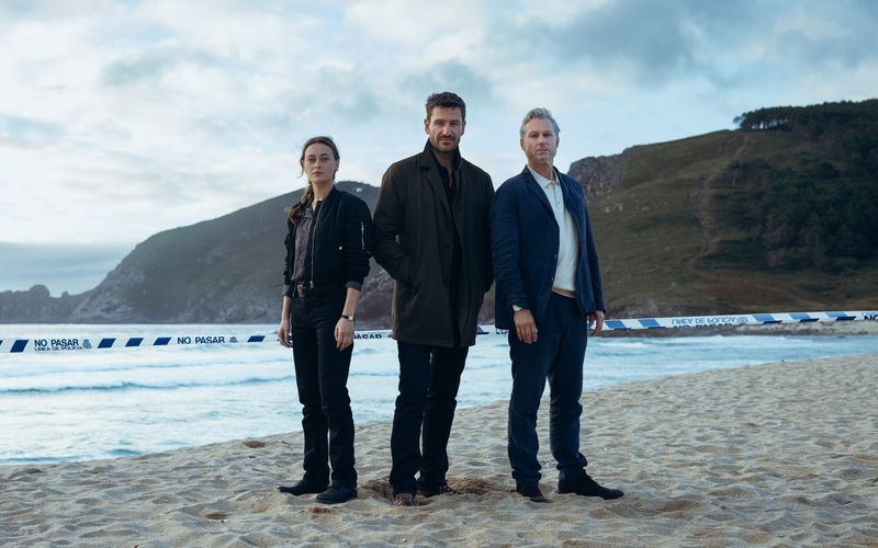 Kommissarin Mercédes Navarro (Mercedes Müller) und ihr Kollege Kommissar Adrían Martinéz (Dirk Borchardt, rechts) bekommen mit Hauptkommissar David Acosta (Michael Epp) einen neuen Chef. Gemeinsam ermitteln sie im Fall einer ermordeten Einheimischen in und um Santiago de Compostela.