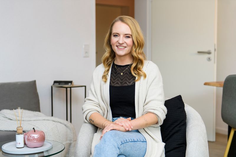 Joeline Bormann hat bereits mit 20 Jahren ihre erste Immobilie erworben. Heute weiß sie ganz genau, worauf es ankommt, und gibt ihre wertvollen Tipps und Tricks gerne weiter. Sie zeigt Neulingen, wie man mit der richtigen Strategie erfolgreich durchstartet.