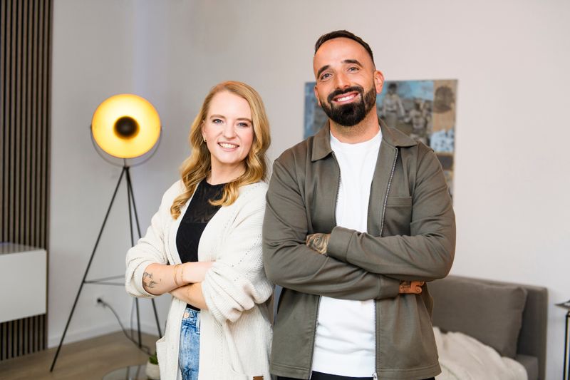 Joeline Bormann und Robert Memmler sind echte Profis, wenn es um das Sanieren und den gewinnbringenden Verkauf von Immobilien geht. Mit langjähriger Erfahrung in der Branche unterstützen sie in der neuen ZDF -Immobilienshow "Die Immo-Helden: Clever renoviert, gut verkauft" motivierte Einsteiger dabei, ihre eigenen Immobilienprojekte erfolgreich umzusetzen. 