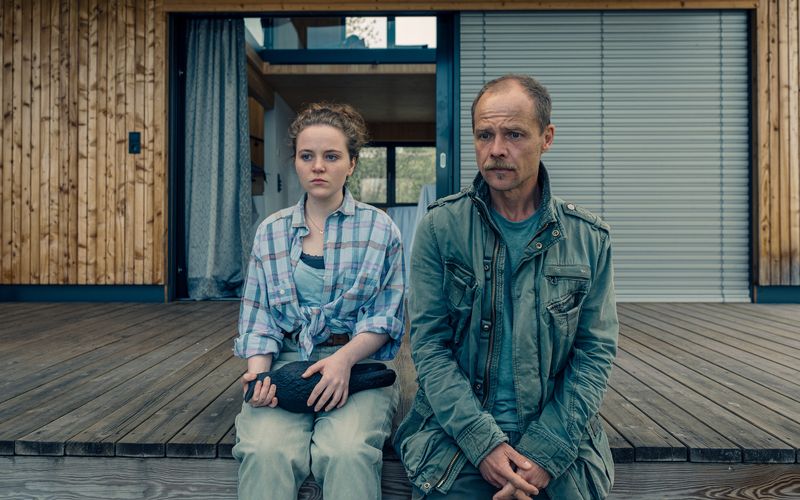 Lenka Bergdorf (Alice Prosser) hat seit dem Tod ihrer Schwester schreckliche Angst vor Raben. Micha Oberländer (Matthias Koeberlin) versucht in "Die Toten vom Bodensee - Das Geisterschiff" herauszufinden, warum. 