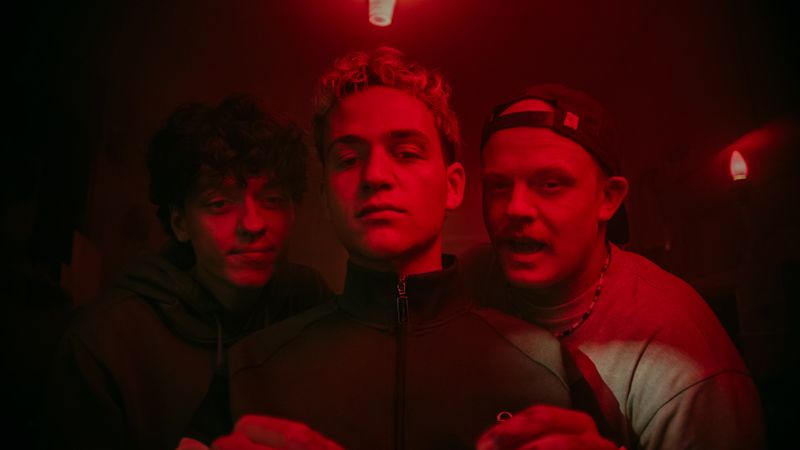 Für sie kommt es anders, als geplant:  Carlo (Jeremias Meyer, links), Aydin (David Ali Rashed, Mitte) und BlaBla (Sebastian Jakob Doppelbauer) verbringen ihren Sommer in der schwäbischen Provinz. Doch langweilig wird es ganz sicher nicht.