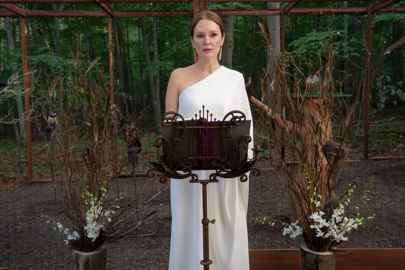 In der schwarzhumorigen Netflix-Serie "Sirens" gibt Julianne Moore als Michaela Kell (Bild) die geheimnisvolle Verführerin.