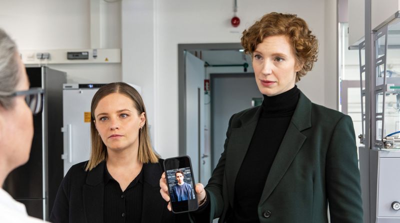 Liv Moormann (Jasna Fritzi Bauer, links) und Linda Selb (Luise Wolfram) wollen in einem Labor mehr über ihren Toten herausfinden.