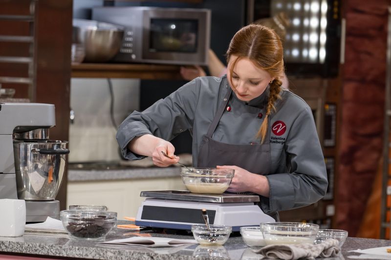 Valentina weiß: Über das Gelingen eines Dessert-Kunstwerks entscheidet auch das exakte Abmessen der Zutaten.