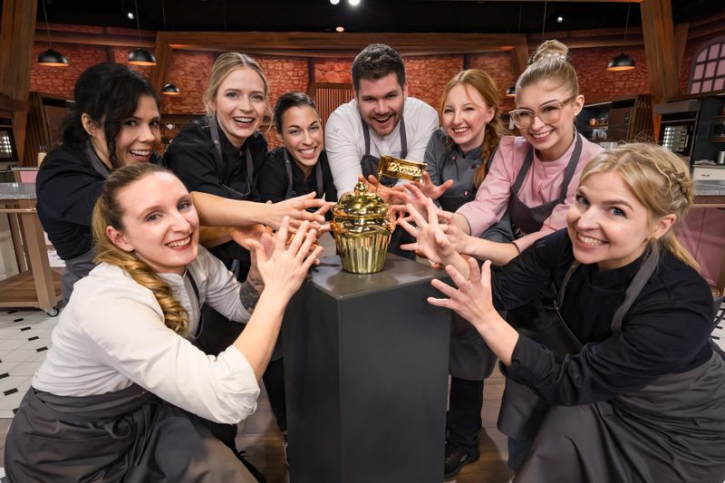 Acht Profi-Kräfte wetteifern um den "Golden Cupcake" (von links): Joana, Jennifer, Rowena, Theresa, Benjamin, Valentina, Larissa und Caro.
