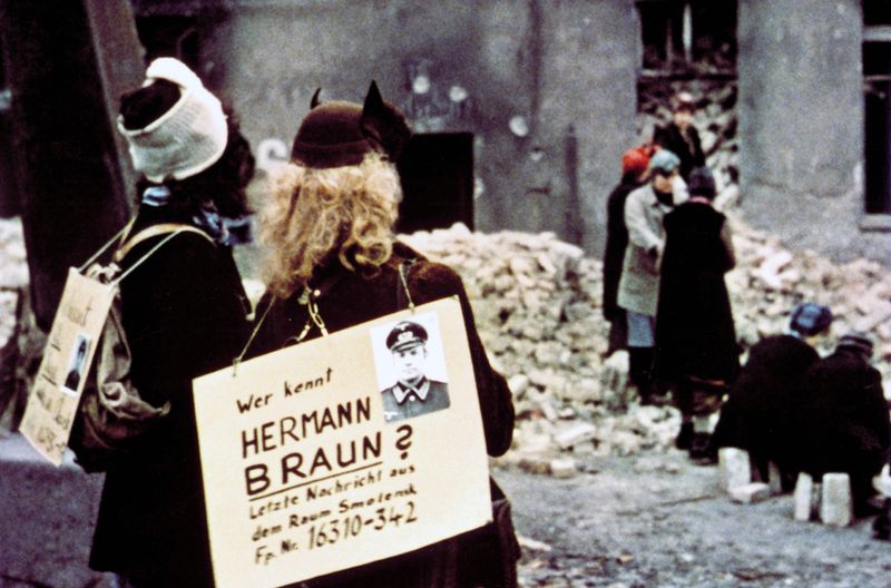 Auf der Suche nach ihrem Mann Hermann: Maria (Hanna Schygulla) steht am Bahnhof, wann immer ein Zug mit Heimkehrern aus dem Osten eintrifft.

