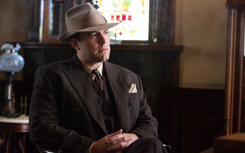 In "Live by Night" spielt Ben Affleck einen Kriegsveteranen, der ins Mafiageschäft einsteigt. Das Gelungenste an dem Drama ist noch sein Titel, der auffällig an Nicholas Rays Klassiker "They Live By Night" (deutsch: "Sie leben bei Nacht) erinnert. Nur handelt es sich bei der vierten Spielfilm-Regiearbeit Afflecks weder um ein Remake, noch hat der zerfahrene Film sonst etwas mit Rays Erstling gemeinsam - am wenigsten die Qualität.
