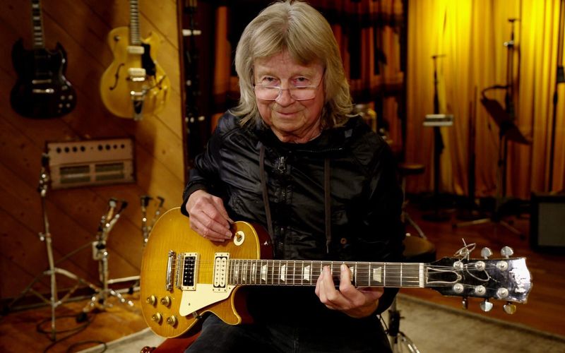 Der Mann, der "Waterloo" spielte: ABBA-Studiogitarrist Janne Schaffer packte für die VOX-Doku "50 Jahre ABBA und das Geheimnis des Schwedenpop" noch mal die uralte Originalklampfe aus.