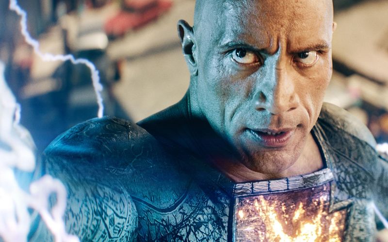 Dwayne "The Rock" Johnson bewegt sich als Black Adam irgendwo zwischen Hoffnungsträger und Bedrohung.