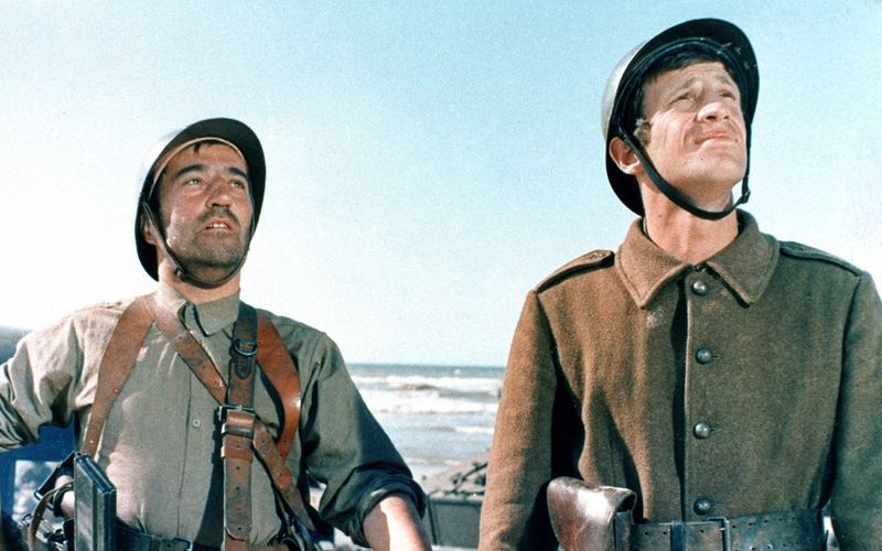 Die Soldaten Pino (Georges Géret, links) und Maillat (Jean-Paul Belmondo) warten darauf, Dünkirchen verlassen zu können.