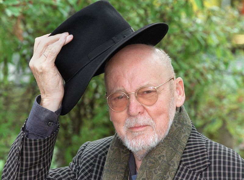 Der Kabarettist Hanns Dieter Hüsch wurde vor 100 Jahren geboren. Der WDR erinnert an ihn und zeigt am Montag, 5. Mai, um 23.15 Uhr, das filmische Porträt "Hüsch mich! Hanns Dieter Hüsch zum 100sten".