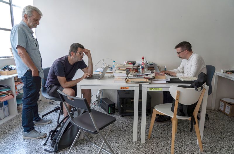 Die griechischen Investigativjournalisten Nikolas Leontopoulos (Mitte) und Thodoris Chondrogiannos (rechts) vom Online-Start-up "Reporters United" sehen sich besonders von einschüchternden Strafandrohungen bedroht.
