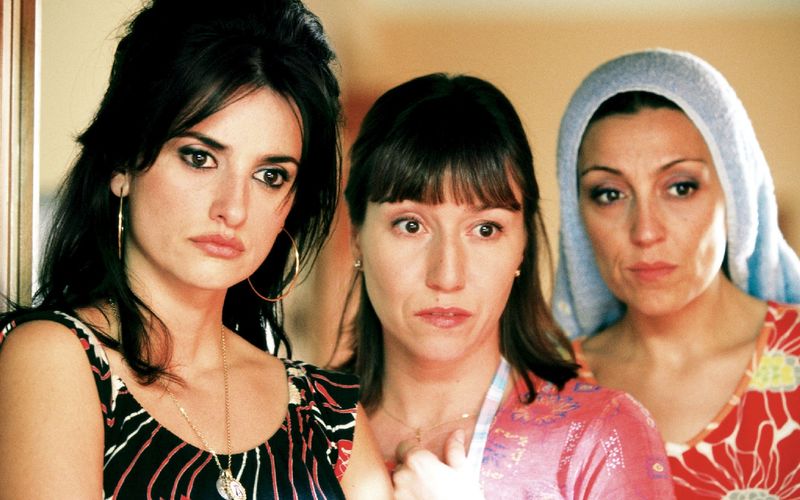 Raimunda (Penélope Cruz, links) trifft bei ihrer Schwester Sole (Lola Duenas, Mitte) auf die tot geglaubte Mutter (Carmen Maura). Der fidele Geist kümmert sich gerade um die Frisur.