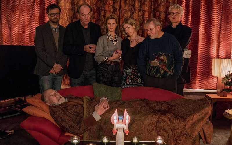 Sie wollen nach dem Tod des Vaters und Schwiegervaters (Peter Maertens, liegend) retten, was zu retten ist, von links: Uli (Michael Rotschopf), Lindas Ehemann Fred (Herbert Knaup), Linda (Leslie Malton), Ulis Ehefrau Franziska (Brigitte Zeh), Joschi (Joachim Król) und Jakob (Dominic Raacke).
