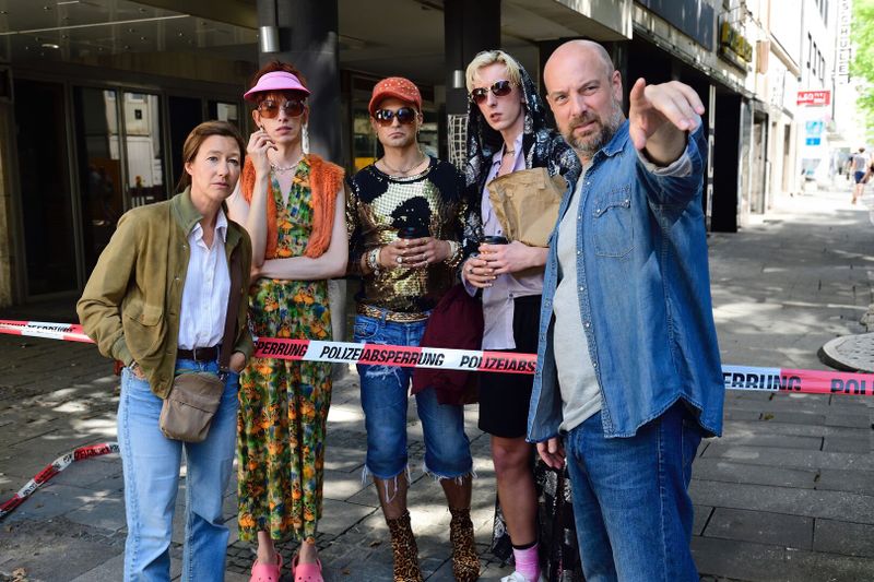 Ein "Polizeiruf" im Namen des Drag: Kommissarin Cris Blohm (Johanna Wokalek, links) spricht am Tatort mit Tulip (Patrice Grießmeier, zweiter von links), Menora (Boži Kocevski, dritter von links) und Peekabou (Meik van Severen, zweiter von rechts). Kommissar Dennis Eden (Stephan Zinner) erklärt, was passiert ist.