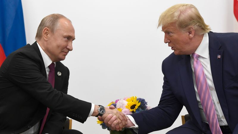 Ist Russlands autokratischer Herrscher Wladimir Putin ein Vorbild für den US-Präsidenten Donald Trump? Gegenüber der Ukraine haben sich die beiden offensichtlich längst zusammengeschlossen, wie bereits das Shakehands beim G20-Gipfel in Japan im Juni 2019 zeigt. 