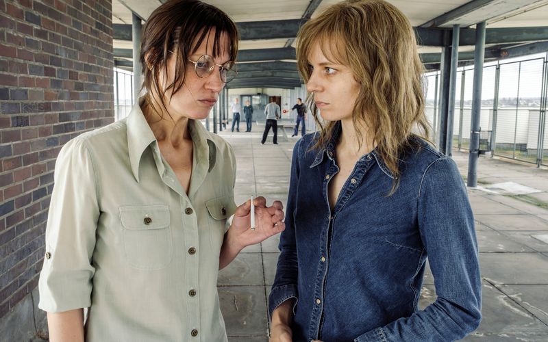 Besonders freundlich war man nicht zueinander bei der RAF, wie im ARD-Dokudrama "Stammheim - Zeit des Terrors" zu sehen: Ulrike Meinhof (Tatiana Nekrasov) im Gespräch mit Gudrun Ensslin (Lilith Stangenberg) beim Hofgang in der JVA Stammheim. Den Film plus eine Doku produzierte das Erste zum 50. Jahrestag des Prozessbeginns. 