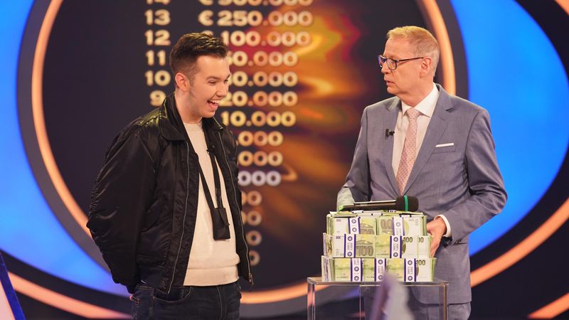 Günther Jauch (rechts) maßregelte den etwas zu euphorischen Kandidaten Arman Hodzic.