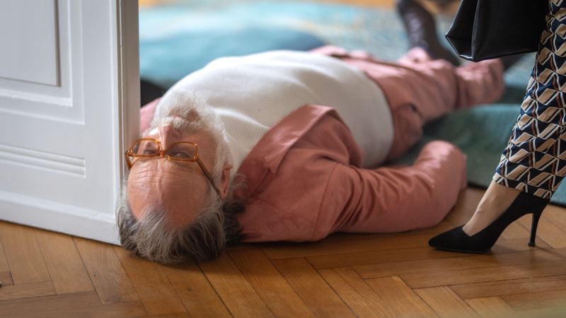 Was tun, wenn der Paartherapeut Michael Seelen (Friedrich Liechtenstein) plötzlich tot vor einem liegt?