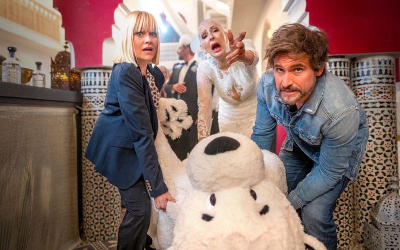 Eine Paartherapie sollte der Hochzeitsplanerin Nina (Henrike Fehrs, links) und ihrem Mann Tom Eichkamp  (Tom Beck) aus der Krise helfen. Das jedenfalls dachte die zukünftige Braut Juliane Richter (Désirée Nick). Doch dann kommt im ZDF-Film eine Leiche dazwischen. 