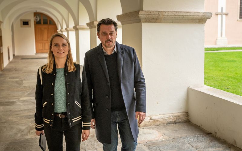 Chefinspektor Sascha Bergmann (Hary Prinz) und Anni Sulmtaler (Anna Unterberger) ermitteln diesmal im Kloster - nicht gerade ein Ort, an dem man den Hedonisten Bergmann vermuten würde.
