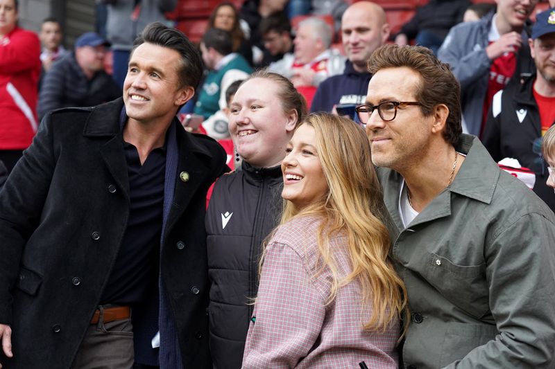 Rob McElhenney (links), Blake Lively (zweite von rechts) und Ryan Reynolds erlebten den Erfolg des Vereins live im Stadion mit.