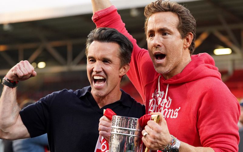 Rob McElhenney & Ryan Reynolds feiern den Aufstieg ihres Fußballvereins AFC Wrexham in die zweite englische Liga.