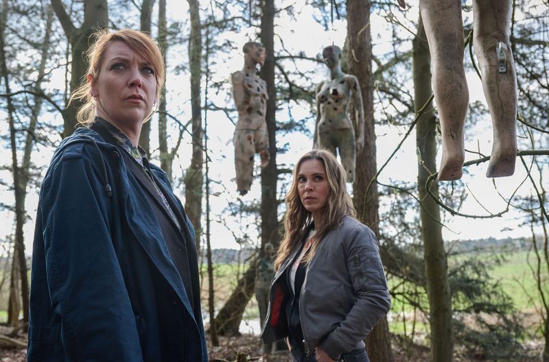 Beste Psychothrillerstimmung an der Ostsee: Melly Böwe (Lina Beckmann, links) und Katrin König (Anneke Kim Sarnau) fragen sich, wer die Schaufensterpuppen im Wald zerschossen hat.