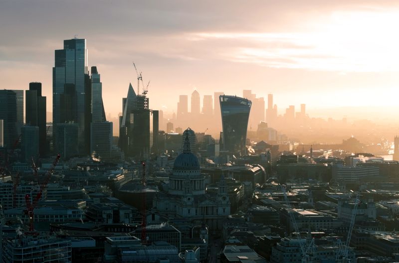 Der Finanzplatz London: Hier wird getrickst, und es werden schmutzige Geschäfte getätigt. Falls man erwischt wird, werden Strafen gezahlt, die von vornherein als Geschäftskosten einkalkuliert sind. Der Film "Moneyland - Die dunklen Geschäfte der Finanzindustrie" arbeitet die Strukturen der Branche über Interviews mit Insidern und Experten heraus.